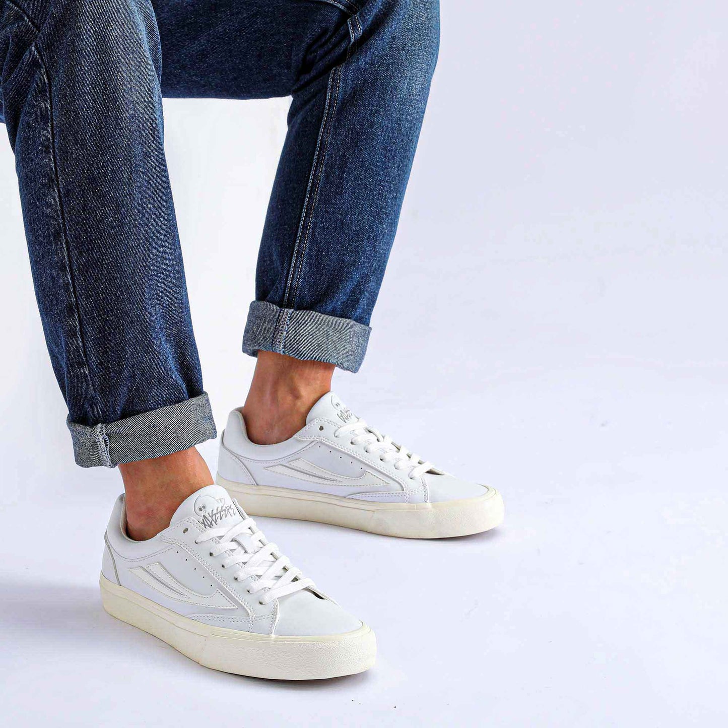 GB0001 - 111 Grosbeak : All White