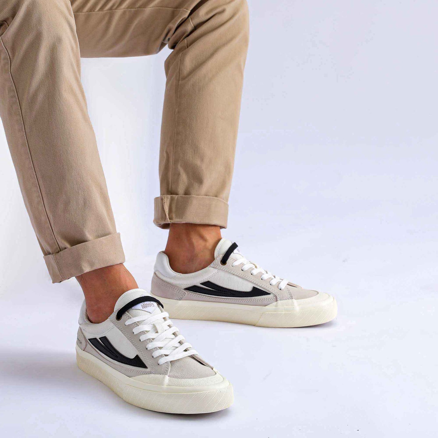 MV0001-101 Minivet : Off-White/Black