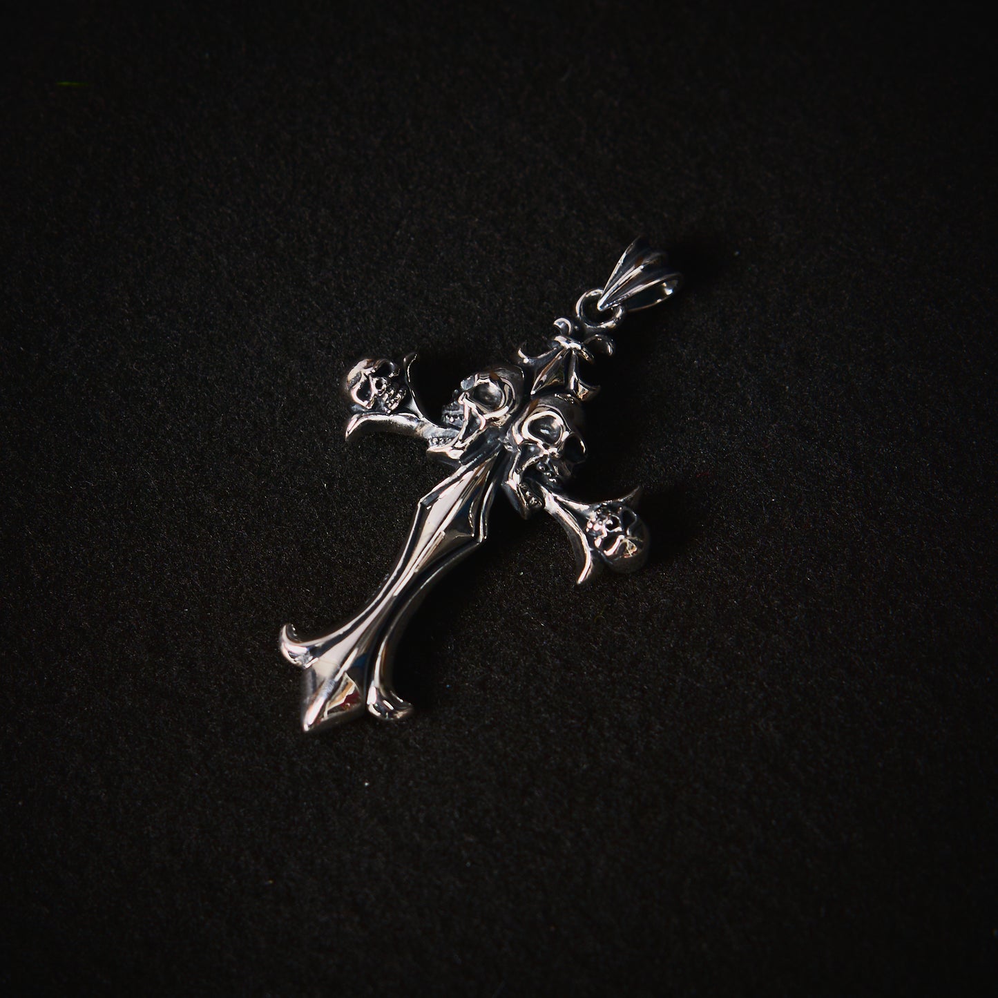 DUSTY SKULL CROSS LOCKET