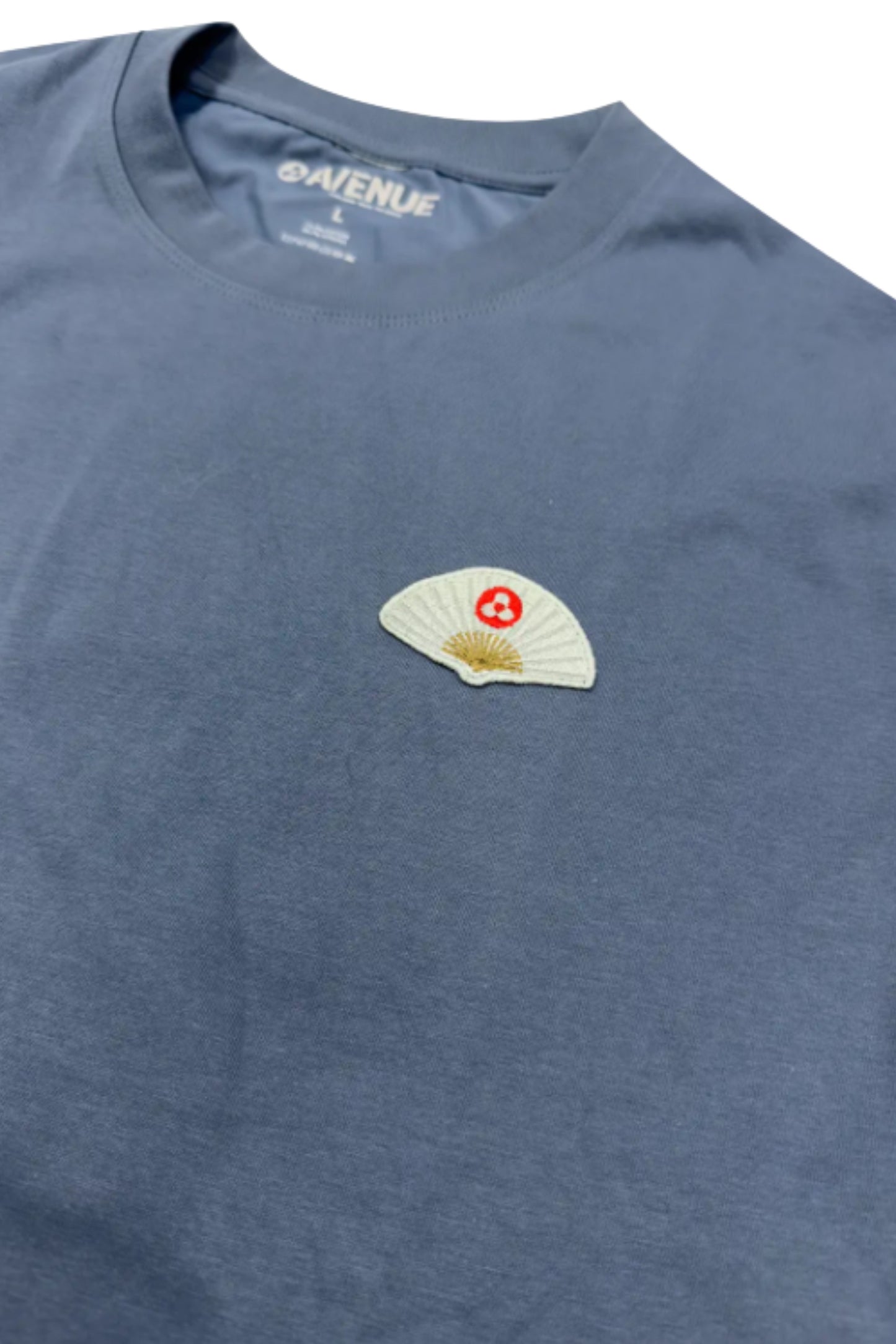 AVENUE COOL TOUCH BADGE TEE (FAN)