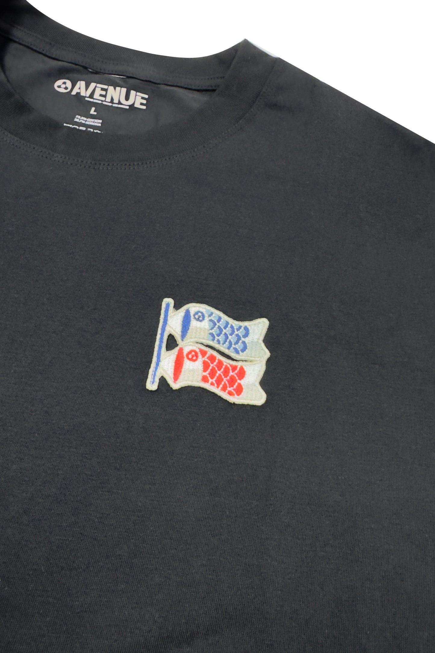 AVENUE COOL TOUCH BADGE TEE (FLAG)