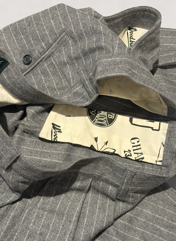 WOODBLOCK 2TUCK STRIPE WOOL TROUSER - GREY